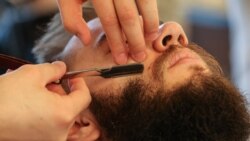 Polisiýa "wahabist bolmaýan bolsaň, iç" diýip arak içirdýär, sakgallary syrdyrýar