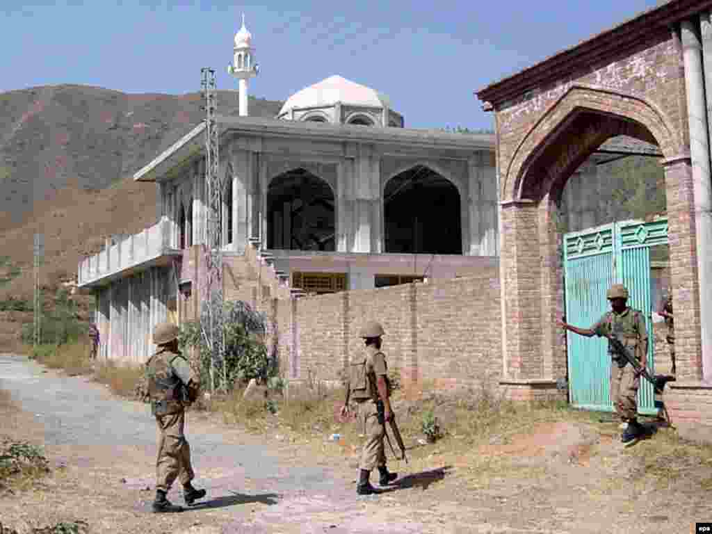 نیروهای دولتی پاکستان در نواحی شمال غرب پاکستان همواره در پی ایجاد آرامش بودند ولی تلاش آن‌ها با موفقیت چندانی همراه نشد - نیروهای دولتی پاکستان در نواحی شمال غرب پاکستان همواره در پی ایجاد آرامش بودند ولی تلاش آن‌ها با موفقیت چندانی همراه نشد 