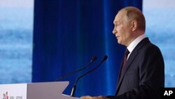 Putin Vladivostokda keçirilən Şərq İqtisadi Forumunun plenar iclasında çıxış edir.