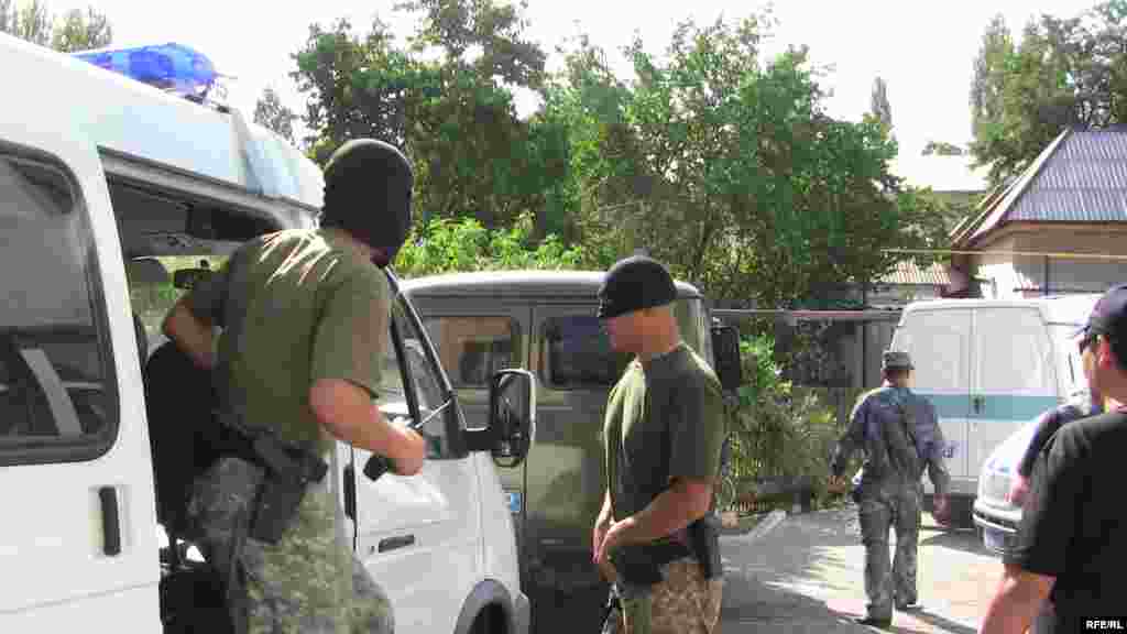 В Таразе подошел к концу суд над Рамазаном Есергеповым, обвиненным в разглашении гостайны. Тараз, 8 августа 2009 года.  - В Таразе подошел к концу суд над Рамазаном Есергеповым, обвиненным в разглашении гостайны. Тараз, 8 августа 2009 года. 