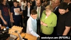 Канцлер Германии Ангела Меркель во время посещения центра «Тумо». Фотография со страницы «Тумо» в Facebook