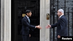 Прем’єр-міністр Великої Британії Ріші Сунак (л) під час зустрічі з ізраїльським колегою Біньяміном Нетаньягу