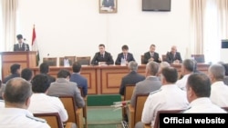 Моҳи май оҷонсии зиддифасод шуморае аз коргарони кӯҳансолашро ба нафақа фиристод