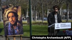 احمد مسعود هنگام سخنرانی در مراسم رونمایی از لوح یادبود پدرش در پاریس، مارس ۲۰۲۰