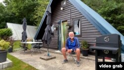 Михайло Совінський, бельгієць з українським корінням, на подвірʼї біля своєї колиби – літньої хатини на Франкополі