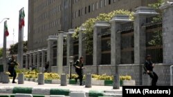 Иранский спецназ окружает здание Меджлиса