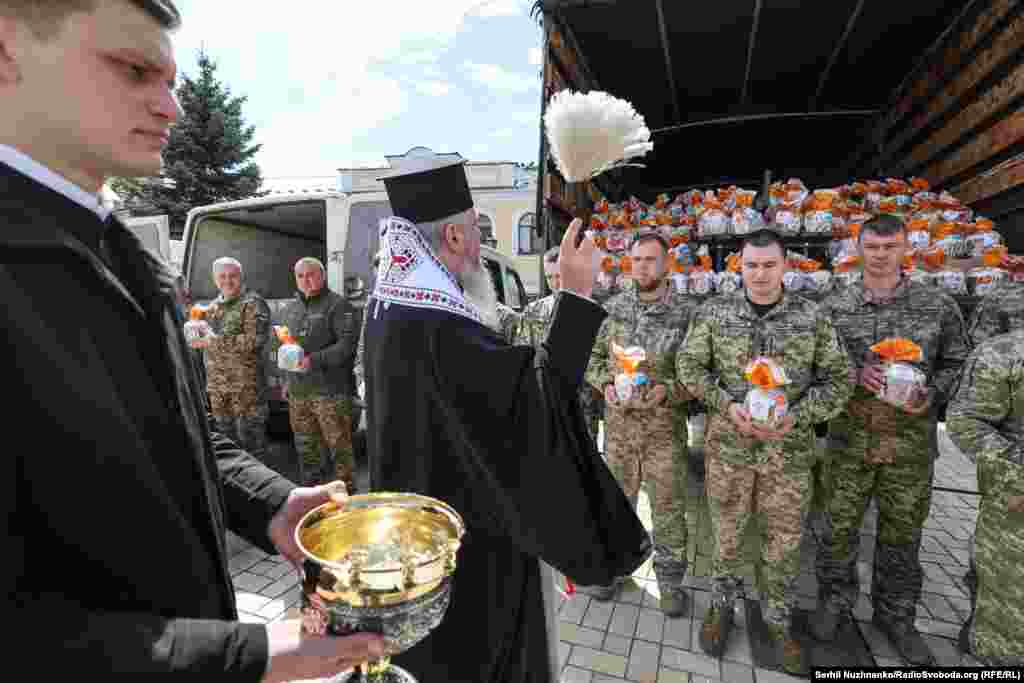 Освячувати паски та передавати військовим – це щорічна традиція ПЦУ