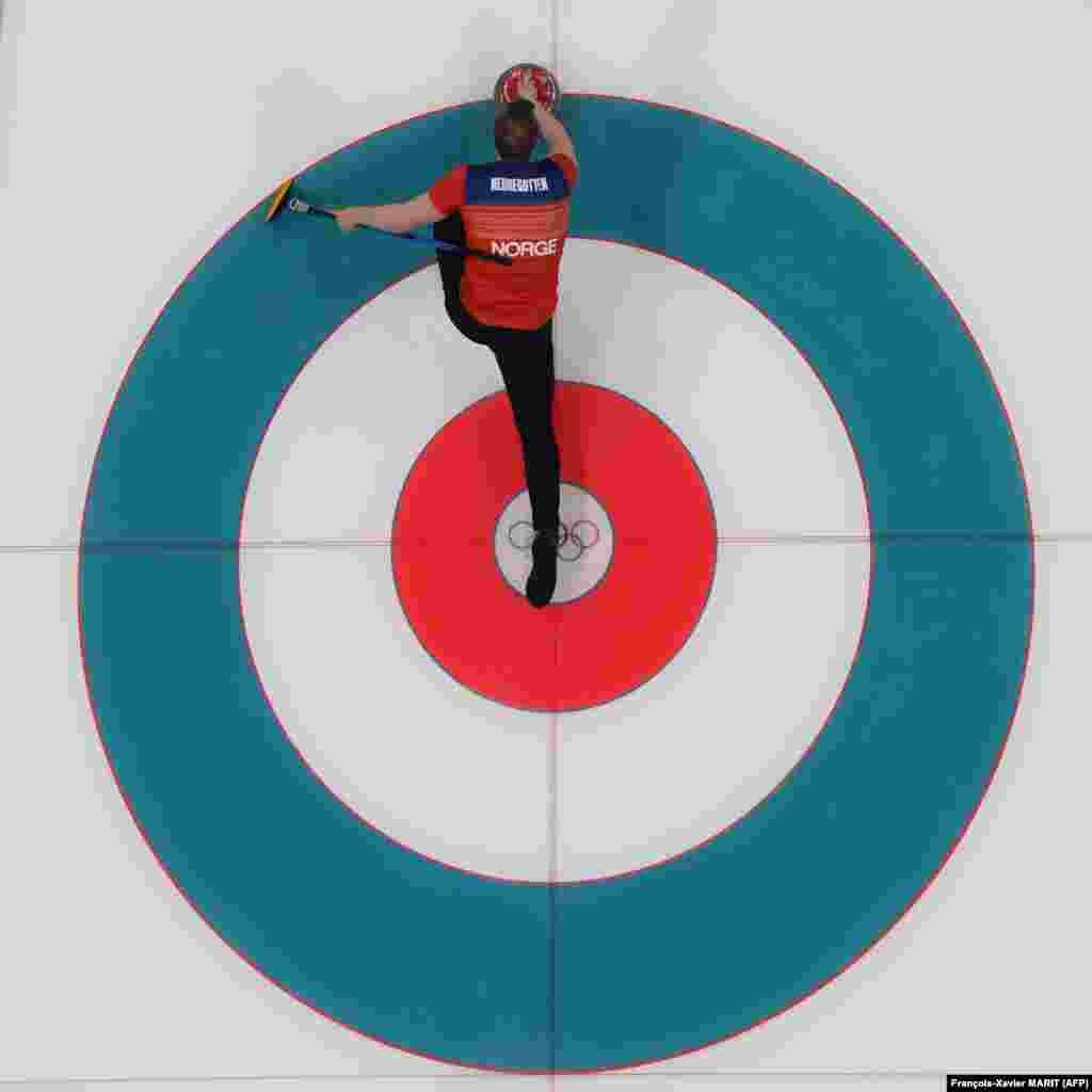 Нарвэскі кёрлінгіст у зьмяшанай парнай гульні супраць каманды Фінляндыі