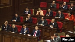 Վարչապետը և նախարարները ԱԺ նիստերի դահլիճում՝ խորհրդարանի կողմից Կառավարության ծրագրի ընդունումից անմիջապես հետո, 22-ը մայիսի, 2014թ․