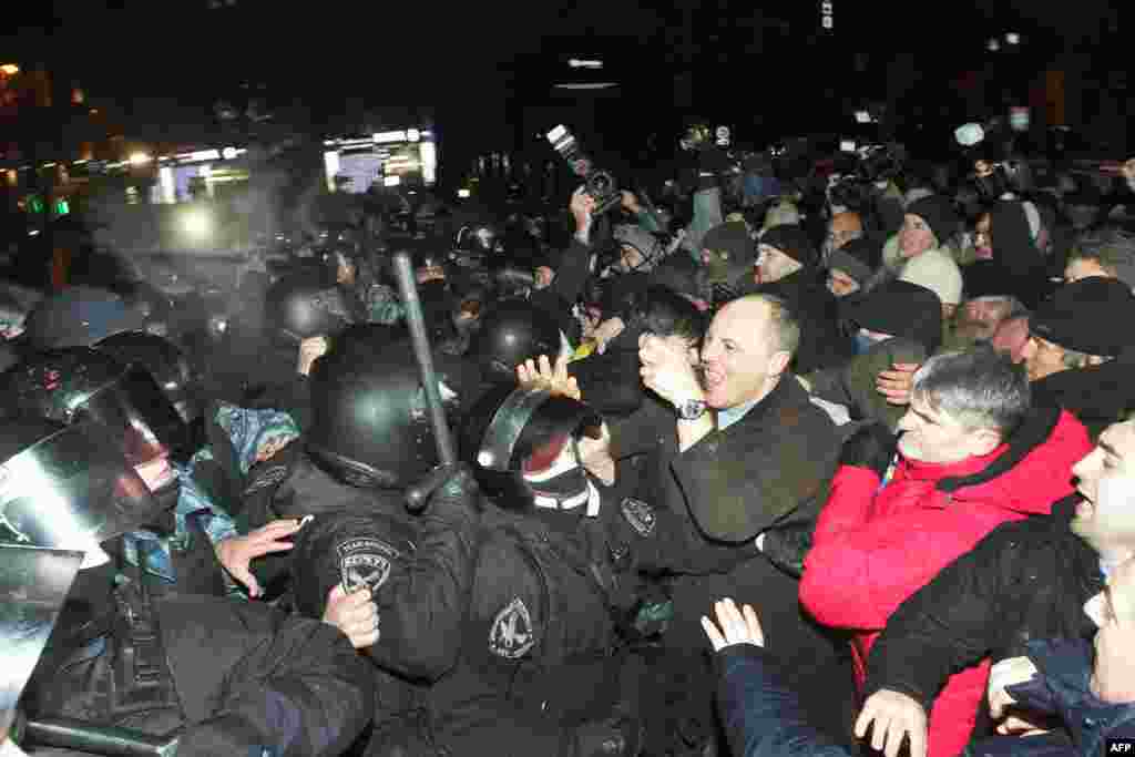 Сутички з правоохоронцями у ніч з 24 на 25 листопада 2013 року