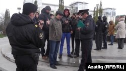 “Күк бүре” активистлары полиция белән каршылыкка керде 