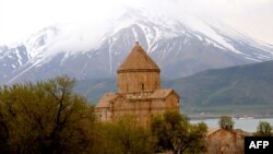 Турция- Церковь Сурб Хач, Ван (архивная фотография)