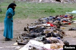 Чеченська жінка намагається знайти серед тіл розстріляних чоловіків своїх рідних. Грозний. Перша російсько-чеченська війна. 3 квітня 1995 року