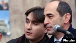 Роберт Кочарян (справа) и Армен Геворкян