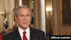 جرج بوش، رییس جمهوری آمریکا، لایحه نجات مالی را امضا کرد.