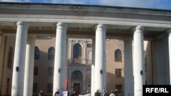 Пікет на&nbsp;фоне аварыйнага цэнтру культуры і&nbsp;адпачынку