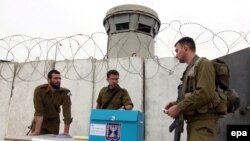 سربازان اسرائیلی از حوزه‌های رای‌گیری مراقبت می‌کنند