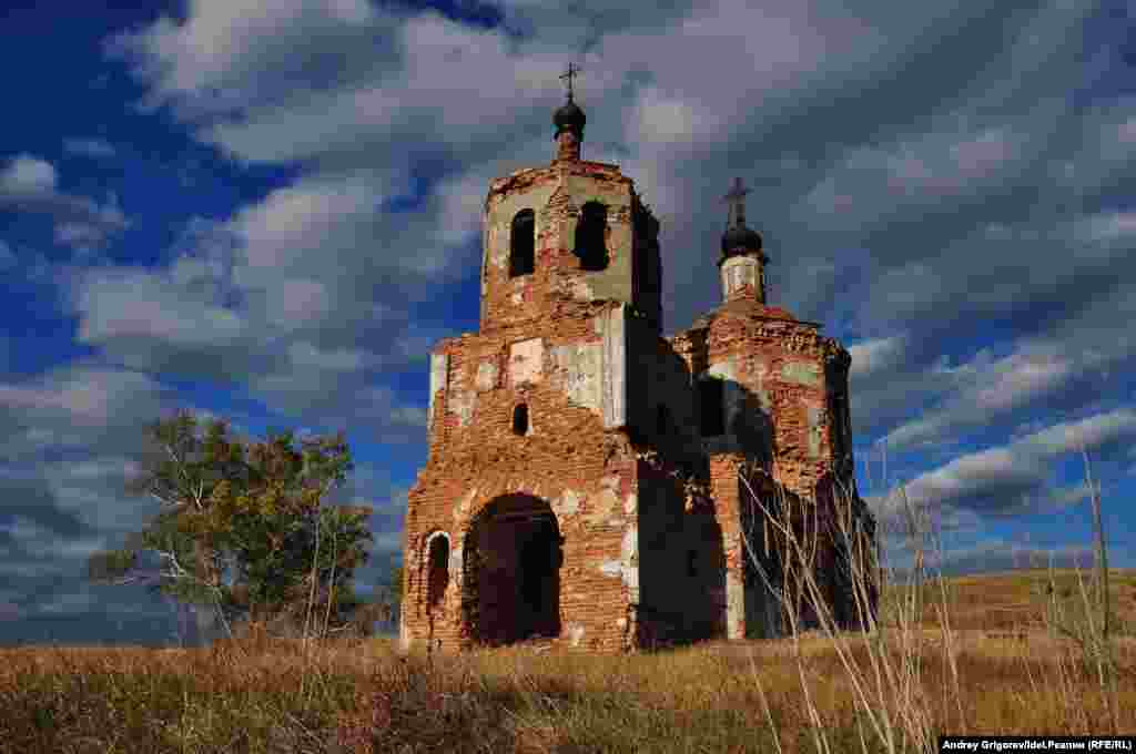 А это церковь Иоанна Златоуста в селе Ивановское Верхнеуслонского района. Построена в 1732 году на средства прихожан. До революции село было большим и богатым. Теперь от него самого практически ничего не осталось.