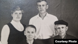 Екатерина и Пётр Книппель (в нижнем ряду) были депортированы из Саратовской области в Сибирь. На этом фото супружеская чета вместе со старшим сыном и невесткой