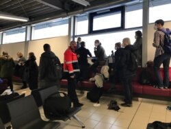 Пассажиры ожидают вылета в Москву рейса авиакомпании "Победа"