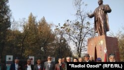 Таджикские коммунисты у памятника Ленину. 7 ноября 2017