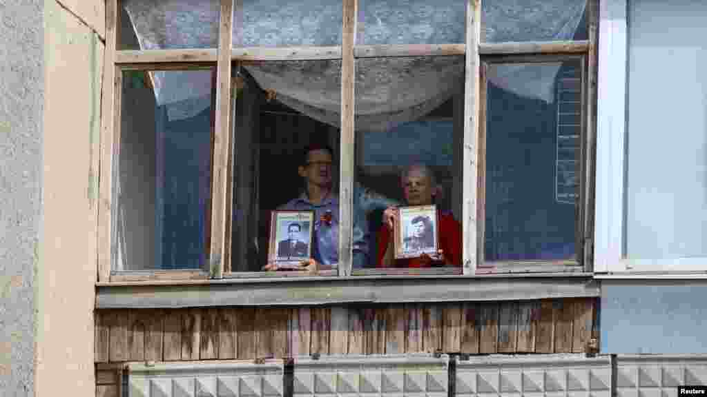 На седьмую неделю карантина припало 9 мая, празднование которого в привычном ключе стало невозможным из-за режима самоизоляции. Российскую акцию&nbsp;&laquo;Бессмертный полк&raquo; проводили прямо на балконах жилых домов. Это, например, Евпатория