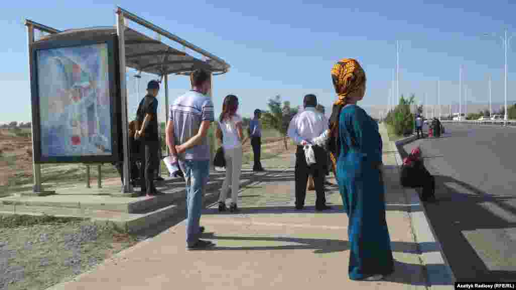 Автобус является единственным видом общественного транспорта в столице Туркменистана, автобусная остановка на улице Баба Аннанова, Ашхабад&nbsp;