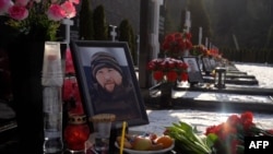 گورهای سربازان کشته‌شده روس در ایسترا، روسیه. در صورت کشته شدن یک سرباز روس در نبرد، غرامت دولتی برای همسر و خانواده او می‌تواند تا ۶۰ هزار دلار به‌علاوه مستمری بازماندگان باشد. (عکس آرشیوی)