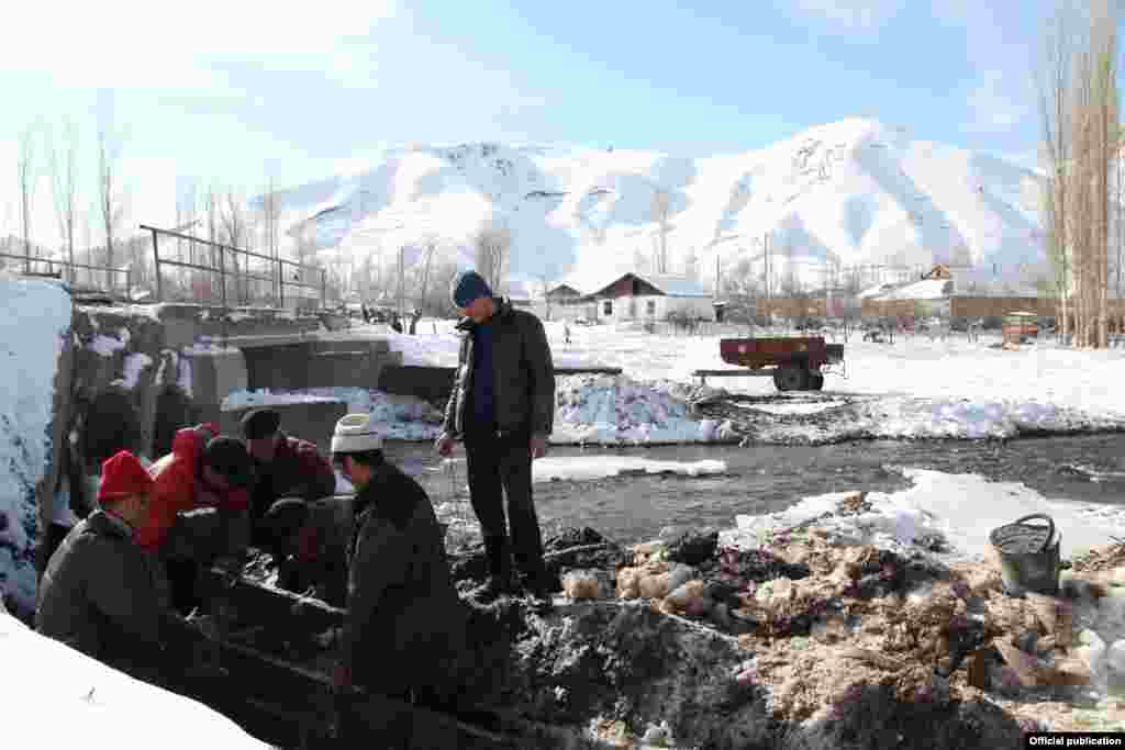 Строительство железобетонного моста на месте ветхого, веревочного моста в селе Машрап-Сай в Ошской области. Родители боялись отпускать детей в школу, потому что единственная дорогая была через этот мост.