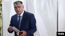  Հարավային Օսիայի նախագահի թեկնածու Ալան Գագլոևը քվեարկության ժամանակ, Ցխինվալի, 8-ը մայիսի, 2022թ․