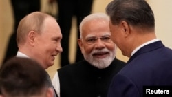 Прем’єр-міністр Індії Нарендра Моді розмовляє з президентом Росії Володимиром Путіним і головою Китаю Сі Цзіньпіном напередодні саміту Шанхайської організації співпраці (ШОС) 2025 року в Тяньцзіні, Китай, 1 вересня 2025 року