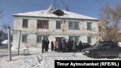 Тұрғындардың бастамашыл тобы Алюминстрой  шағын ауданындағы ескі үйлердің бірінің алдында тұр. Павлодар, 11 ақпан 2017 жыл. 