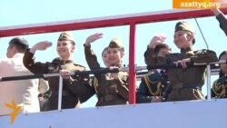 В Астане песни о «Великой победе» поют с автобуса