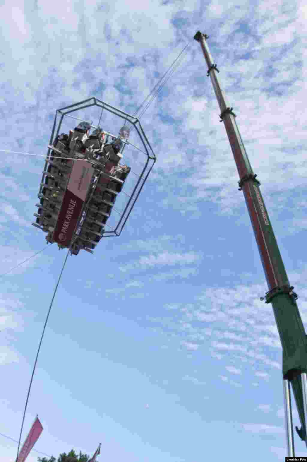 У Києві відкрився перший в Україні &laquo;небесний&raquo; ресторан Dinner in the Sky. Цей ресторан &ndash; платформа, розрахована на 22 людини, що за допомогою спеціального крана піднімається на висоту 50 метрів. Київ, 19 червня 2013 року.