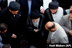 محمدسعید حکیم در حلقه هوادارانش در مراسم تشییع عبدالعزیز حکیم در شهریور ۸۸