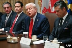 Дональд Трамп вместе с госсекретарем США Марко Рубио и министром обороны Питом Хегсетом объявляет о достижении соглашения между Израилем и ХАМАС. Белый дом, 9 октября 2025 года