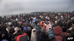 پناهجویان در جست‌جوی راهی برای عبور از مرز یونان و مقدونیه هستند