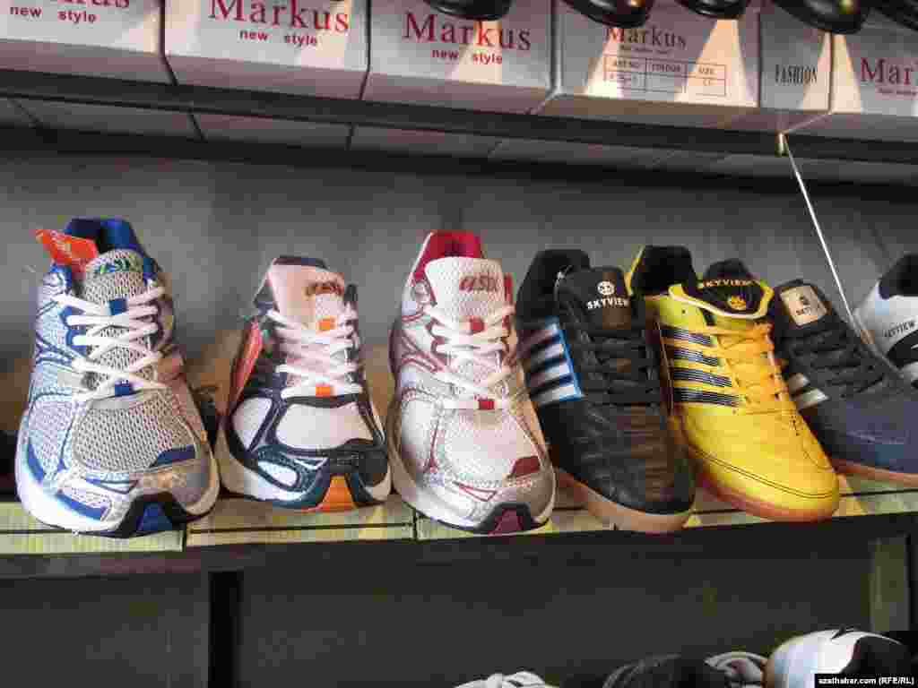 Dürli görnüşdäki sport aýakgaplary