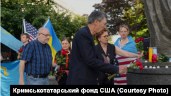 ABD Ukrayina sabıq elçisi John Herbst ve Ukrayinanıñ ABD elçihanesiniñ mesleatçısı Katerına Smağliy Washingtonda qırımtatar genotsidiniñ qurbanlarını añmaq içün Kommunizm qurbanları abidesine çiçekler qoydı