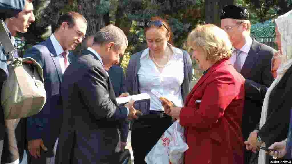 Гөнүл Пултар Миңнехановка китапларын бүләк итә