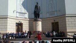 Памятник Тукаю у театра оперы и балета в Казани