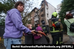 Жители дома, поврежденного при воздушной атаке на Киев в ночь на 10 июля