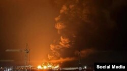 На фото и видео, опубликованных в соцсетях, виден крупный пожар на НПЗ в Феодосии