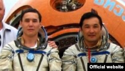 Запастағы қазақ ғарышкерлері Мұхтар Аймаханов (сол жакта) пен Айдын Айымбетов (оң жакта).  Сурет "Қазақкосмос" сайтынан алынды.