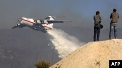 یک هواپیمای ایلوشین روسی بر فراز جنگل کارمل در شمال اسرائیل در تلاش برای مهار آتش