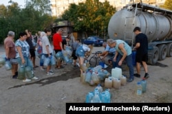 Черга до автоцистерни за водою, Донецьк, 21 серпня 2025 року