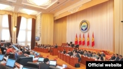 Зал пленарных заседаний Жогорку Кенеша КР, Бишкек, 5 июля 2012 года.