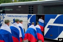 Былыя палонныя расейскія салдаты садзяцца ў беларускі аўтобус