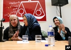 نرگس محمدی (چپ) در کنار شیرین عبادی (وسط) و سیمین بهبهانی در نشستی در تهران، تیرماه ۱۳۸۷