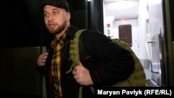 Яніс Терещенко виходить із потяга у Лювові